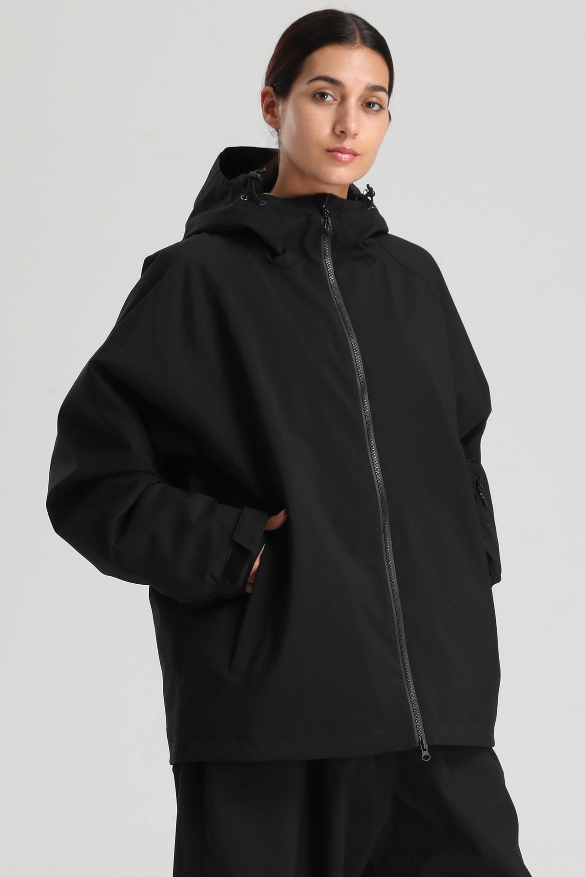 Women's Black Dual-Vent Minimalist Waterproof Insulated Snow Jacket